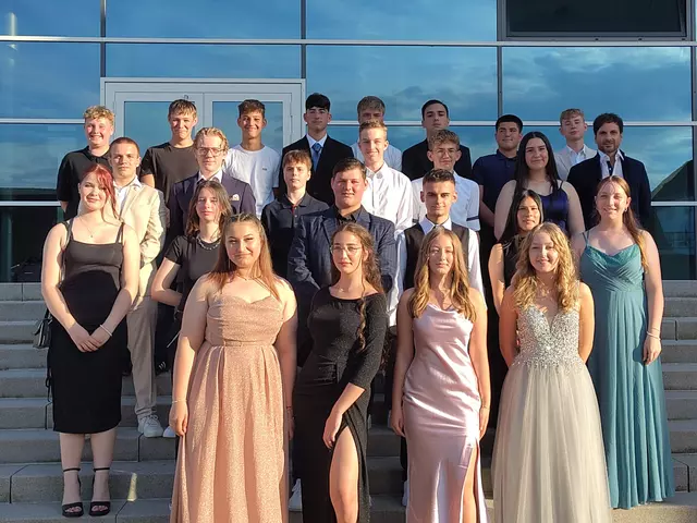 Klassenfoto auf der Treppe vor Sporthalle